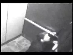 得到她的驴子的女孩在铸件猛击了